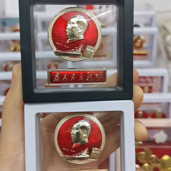 合金红藏纪念像章2套