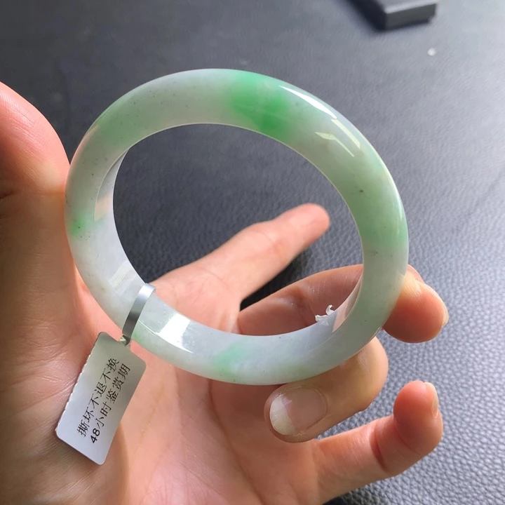 翡翠手镯未镶嵌翡翠手镯