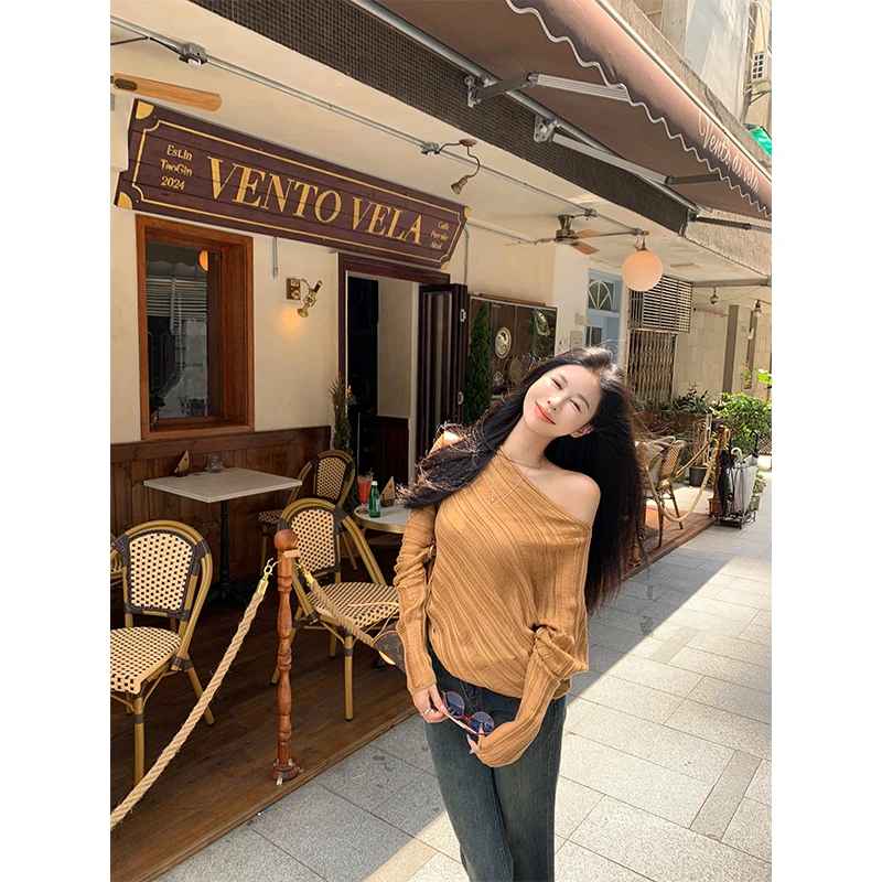 斜领露肩长袖针织衫女秋季宽松蝙蝠袖毛衣罩衫咖色气质慵懒风上衣