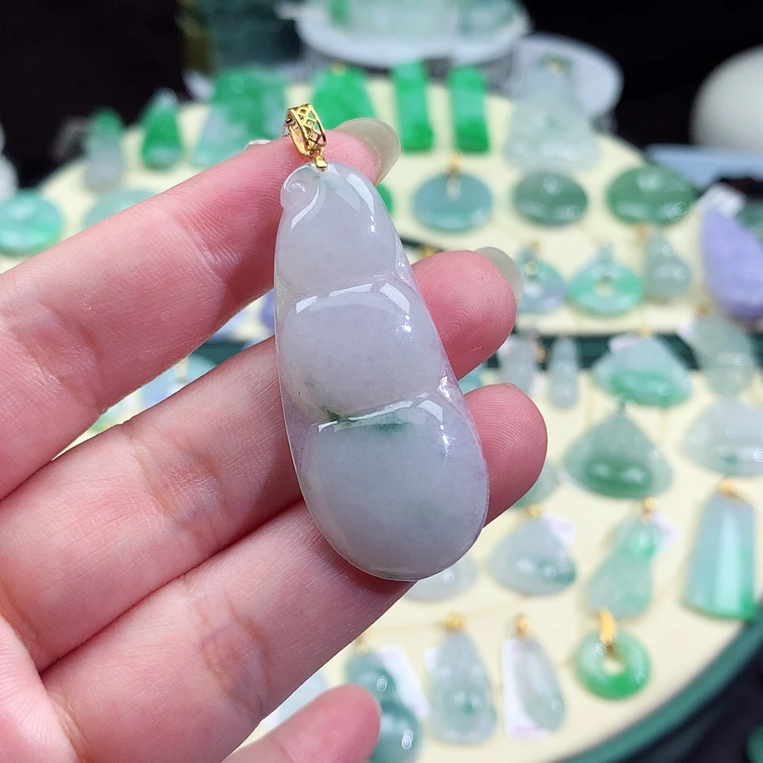 翡翠18K金镶嵌颈饰四季豆