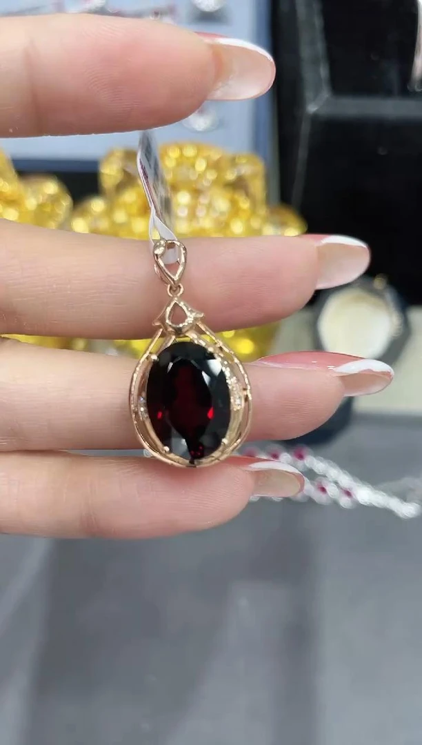 18K金镶嵌石榴石吊坠
