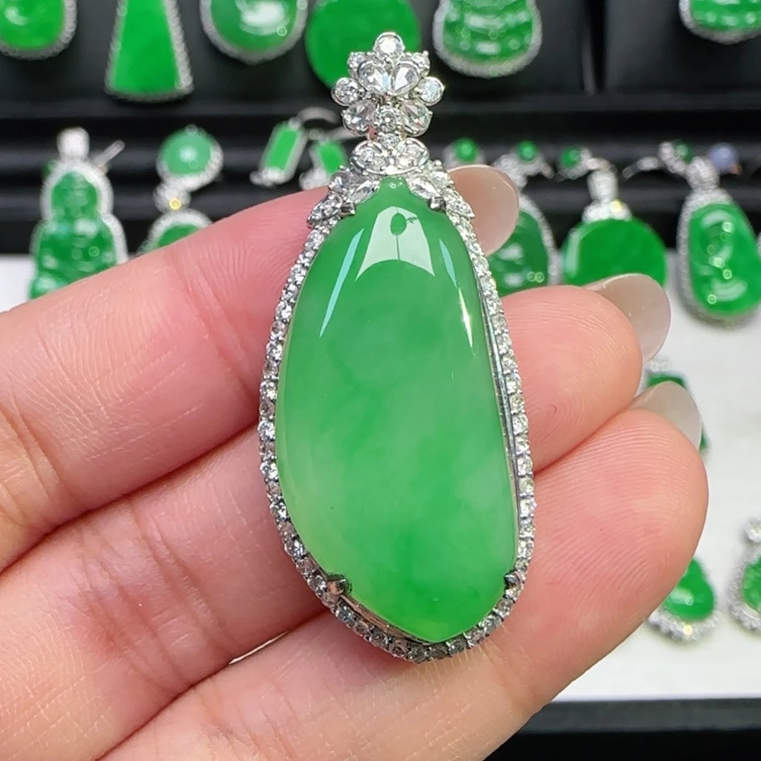 翡翠18K金镶嵌颈饰吊坠