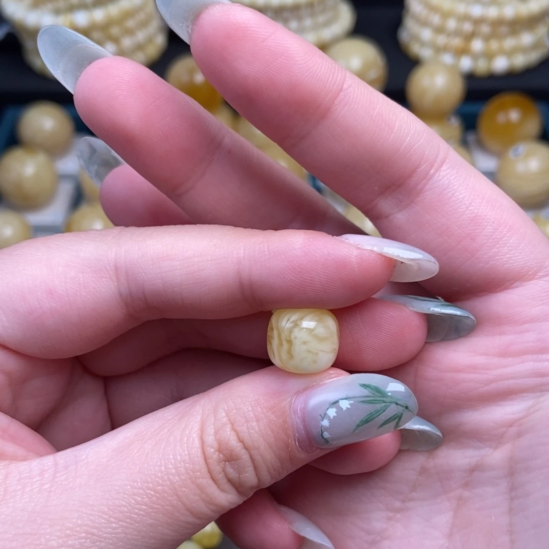 蜜蜡未镶嵌珠宝奇石