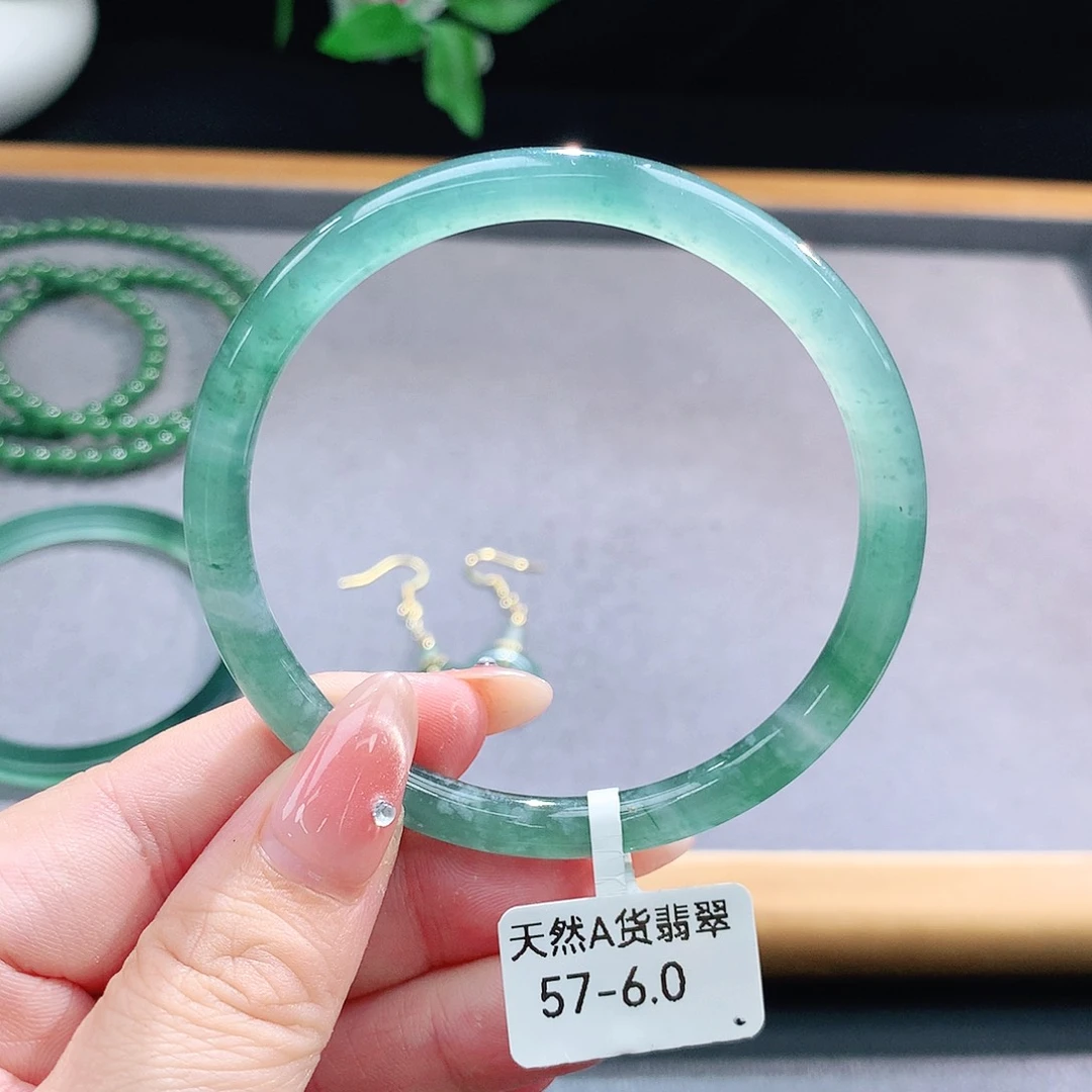 未镶嵌手镯（圆镯）翡翠