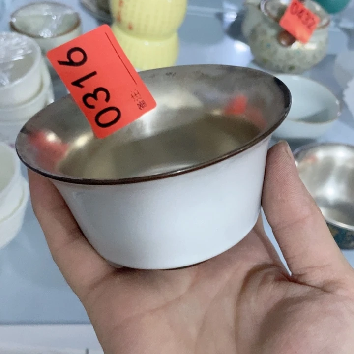 曹****淼茶具微瑕，介意勿拍