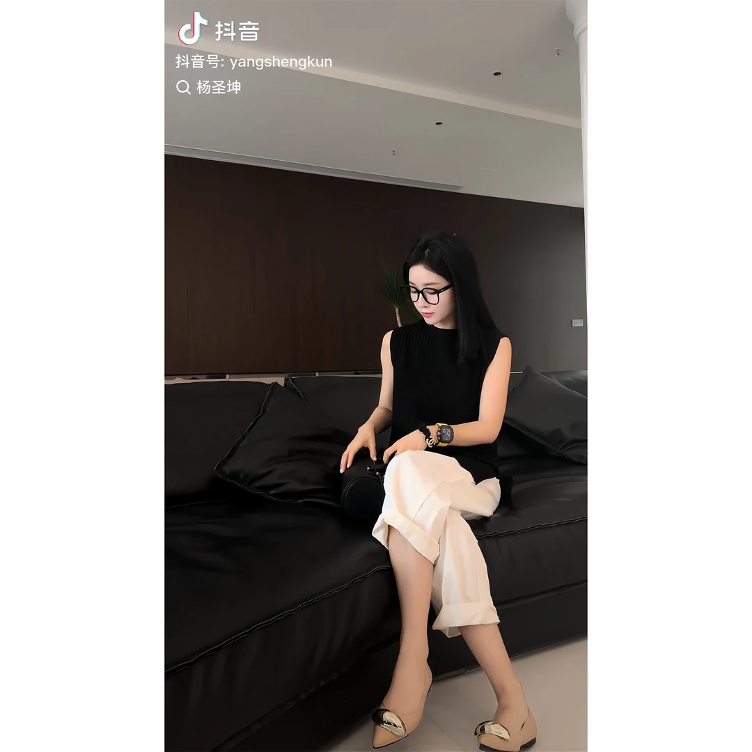 DR杨圣坤+2025春夏 气质百搭坑条圆领开叉针织背心女YM2502-2016