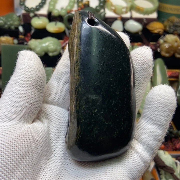 未镶嵌岫岩河磨玉（透闪石质玉）把件