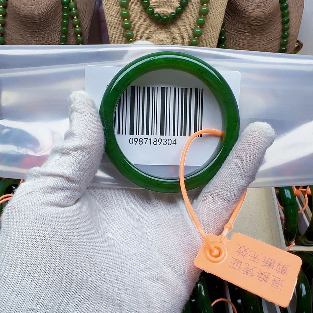 曾***爱和田玉未镶嵌手镯