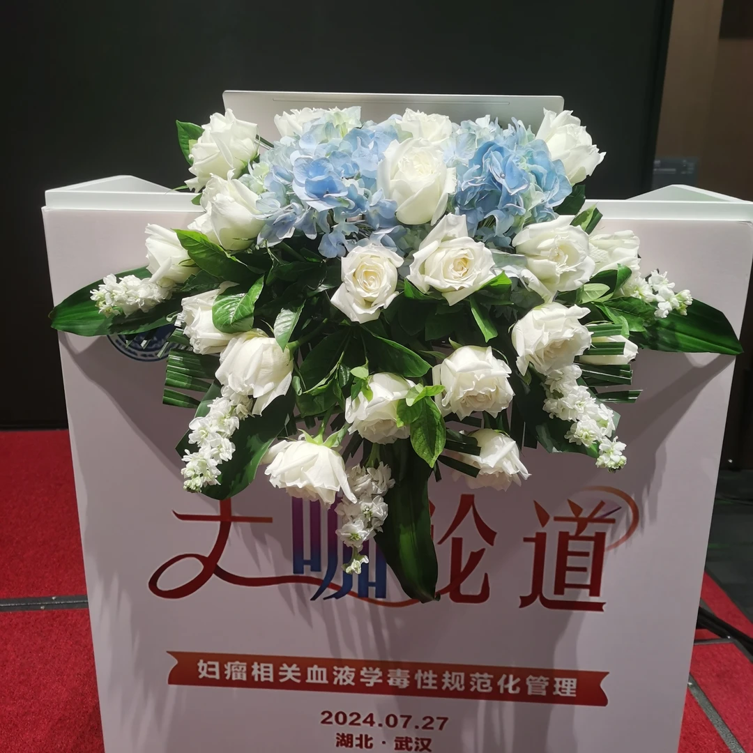 蓝白色系讲台花一个