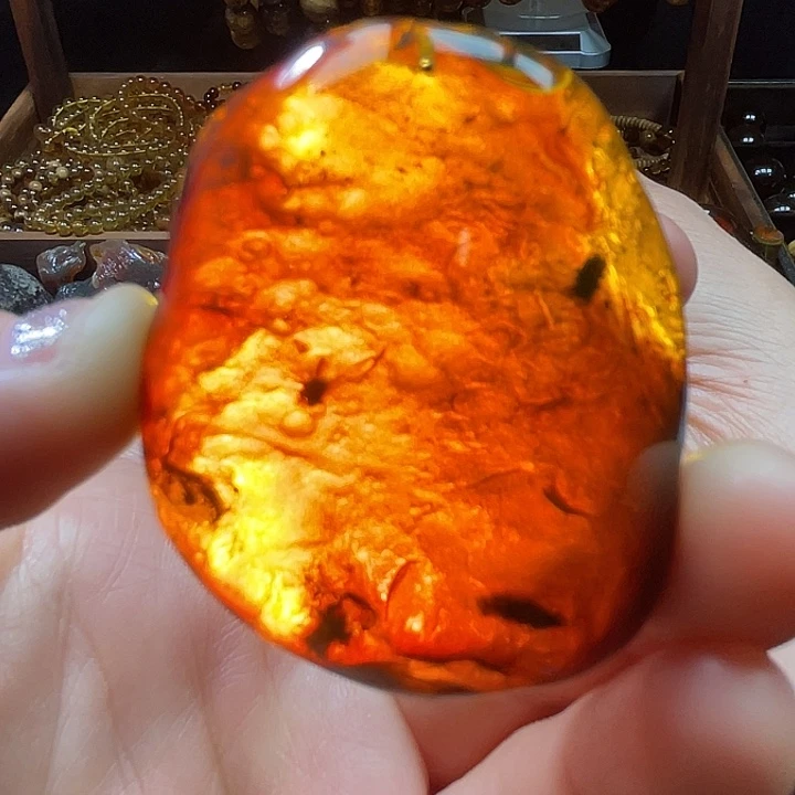 琥珀颈饰未镶嵌福利原石，吊坠带皮的