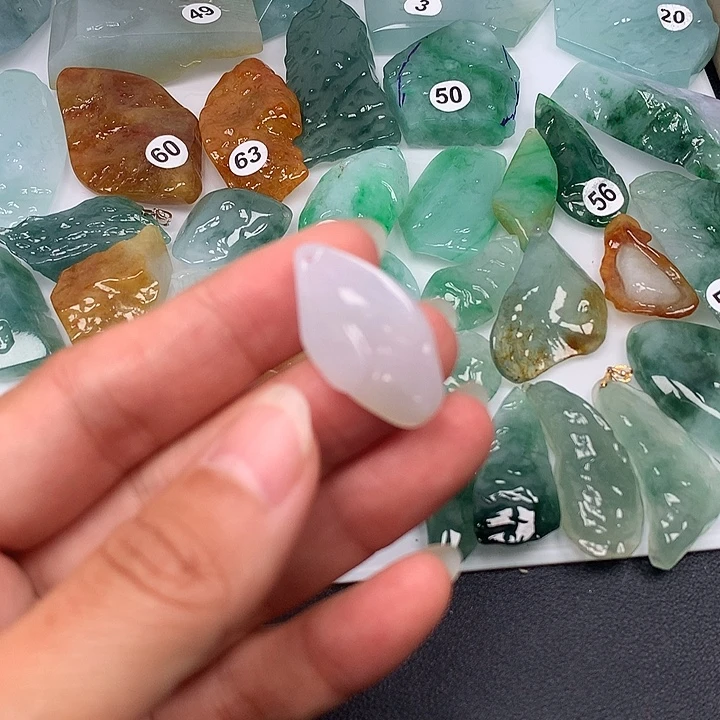 翡翠未镶嵌颈饰随型