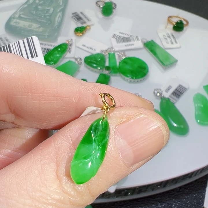 颈饰18K金镶嵌翡翠