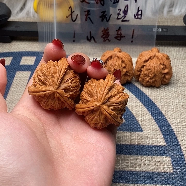 文玩核桃把件旺*牛白狮子正奔