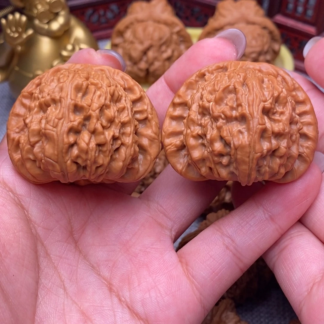 文玩核桃把件红皮闷尖球白45
