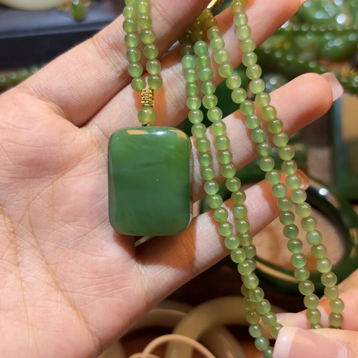 颈饰未镶嵌和田玉（碧玉）