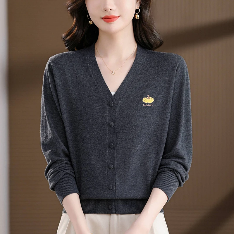 秋装2025新款大码V领针织开衫女宽松上衣外搭短款春秋季毛衣外套