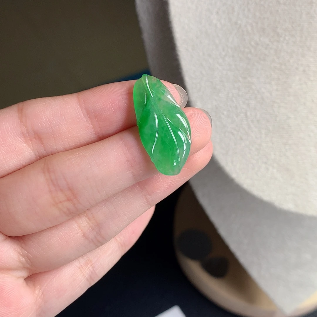 翡翠裸石缅甸天然A货翡翠阳绿叶子