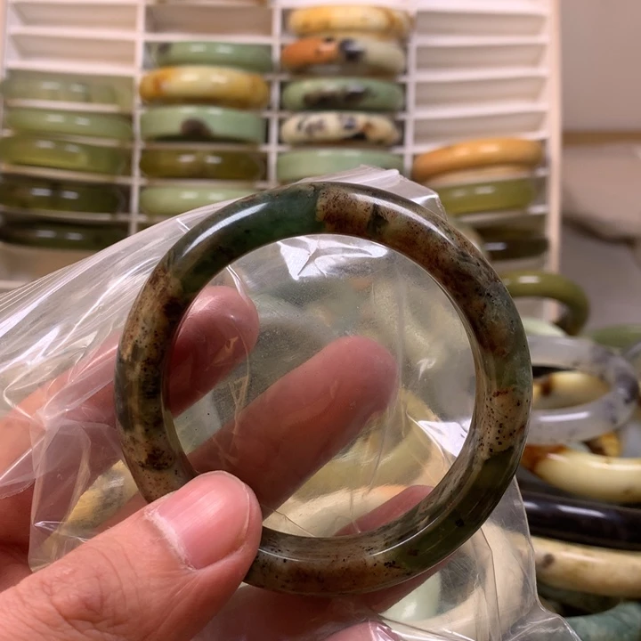 蛇纹石玉手镯未镶嵌夢****?