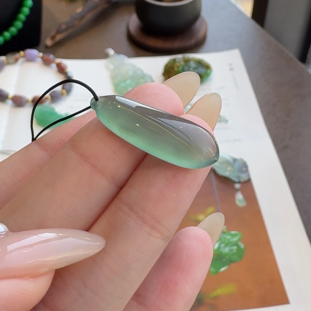 翡翠颈饰未镶嵌湖水绿荧光福瓜