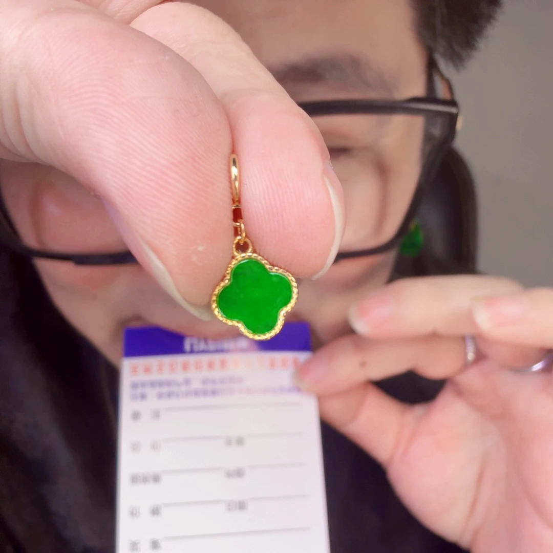 翡翠未镶嵌颈饰一件