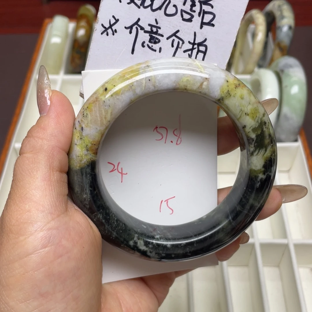 蛇纹石玉未镶嵌手镯