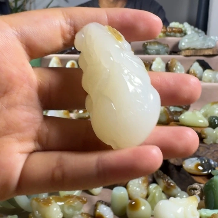 颈饰未镶嵌和田玉（糖玉）