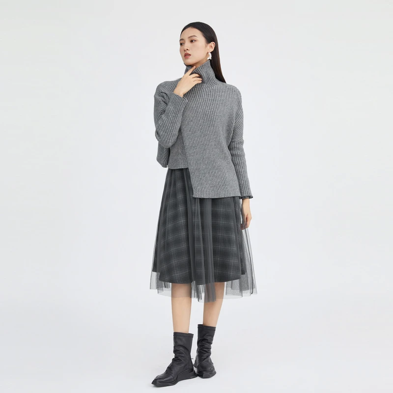 圣迪奥女装半高领气质简约长袖百褶针织连衣裙S223Z1442