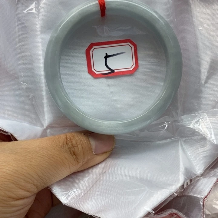 翡翠手镯未镶嵌悲**忆翡翠