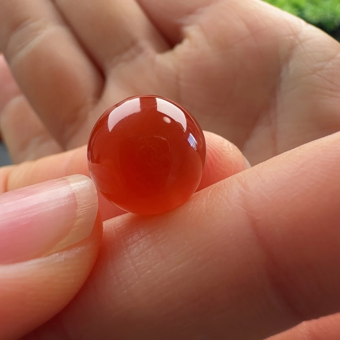 南红玛瑙未镶嵌圆珠：12满细砂 无纹 表面有洞纹