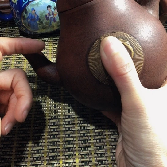 紫砂茶壶原矿泥料手工制作的紫砂壶。