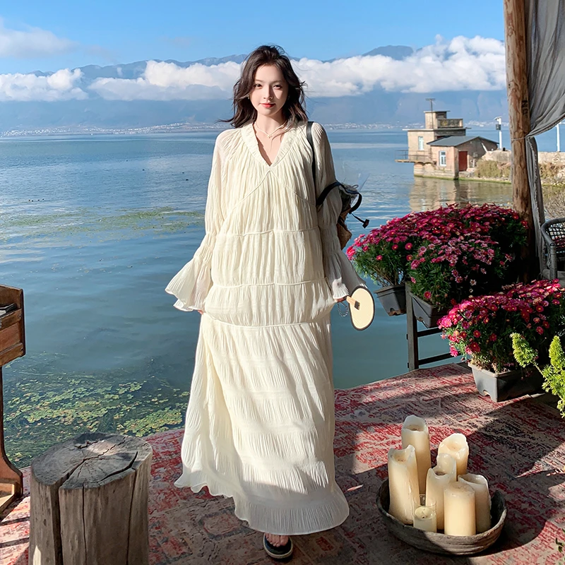 米白色度假风小心机V领连衣裙女2025春季新款旅游气质初恋裙