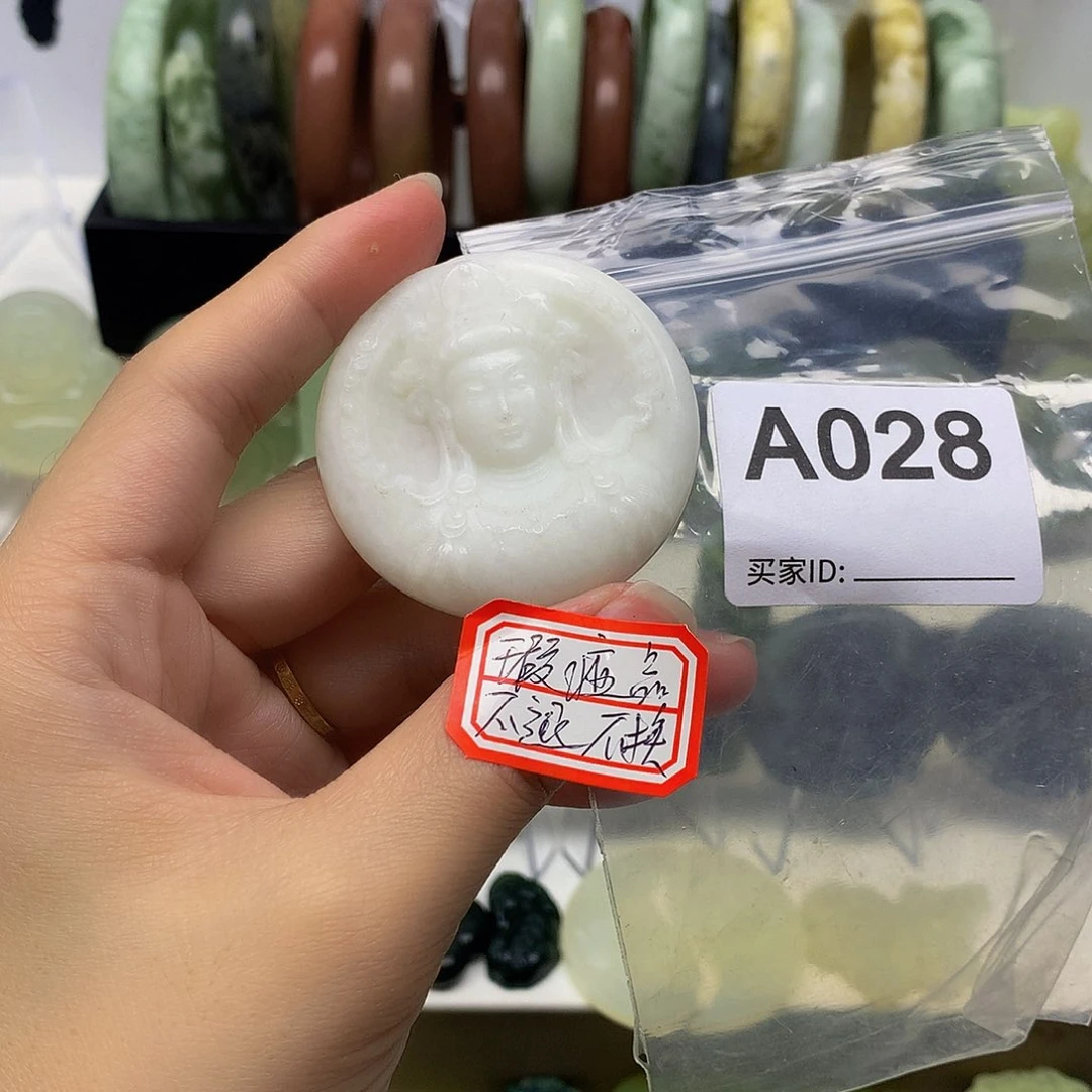 蛇纹石玉颈饰合金