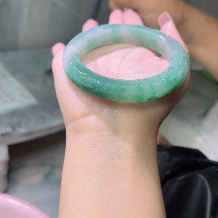 猴***儿未镶嵌手镯石英质玉（非洲翠）定制