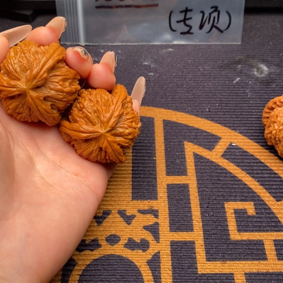 怜***俜吊坠文玩核桃白狮子