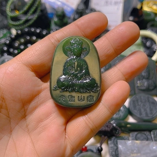 蛇纹石玉颈饰未镶嵌