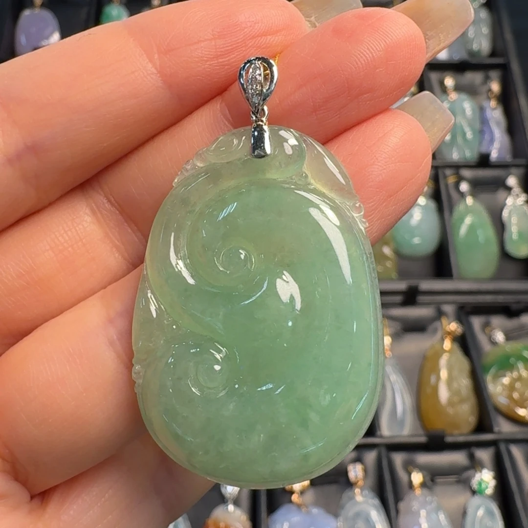 翡翠18K金镶嵌颈饰如意