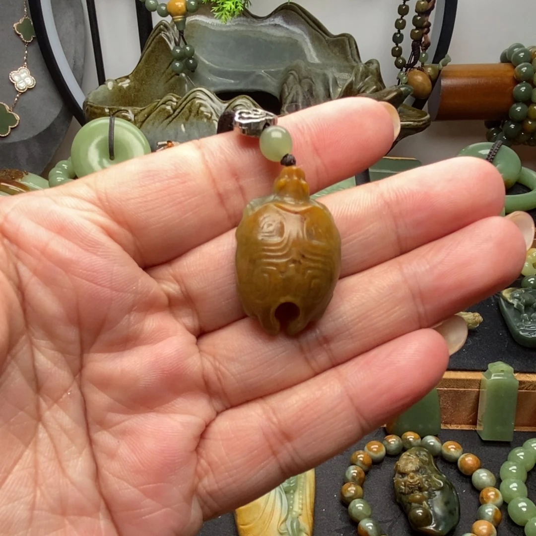 未镶嵌岫岩河磨玉（透闪石质玉）挂件