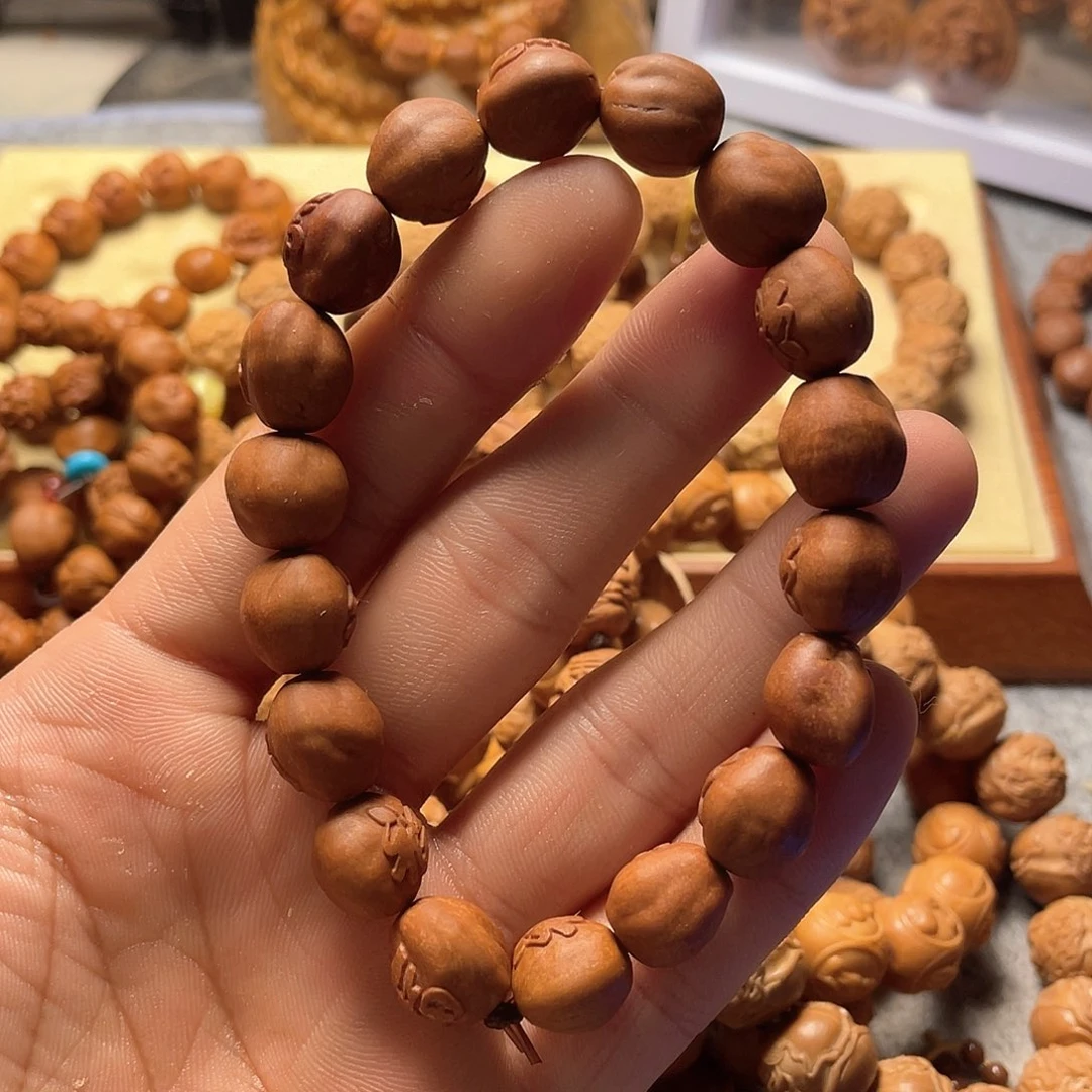 龙纹桃核雕刻百福（色差）