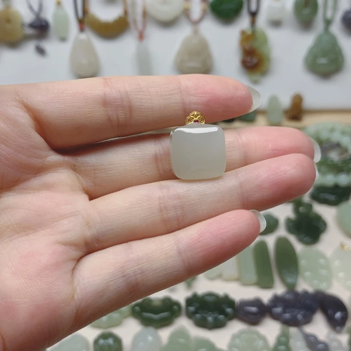 颈饰18K金镶嵌和田玉