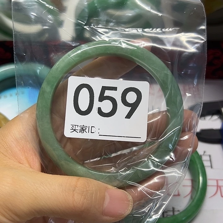 翡翠手镯未镶嵌女