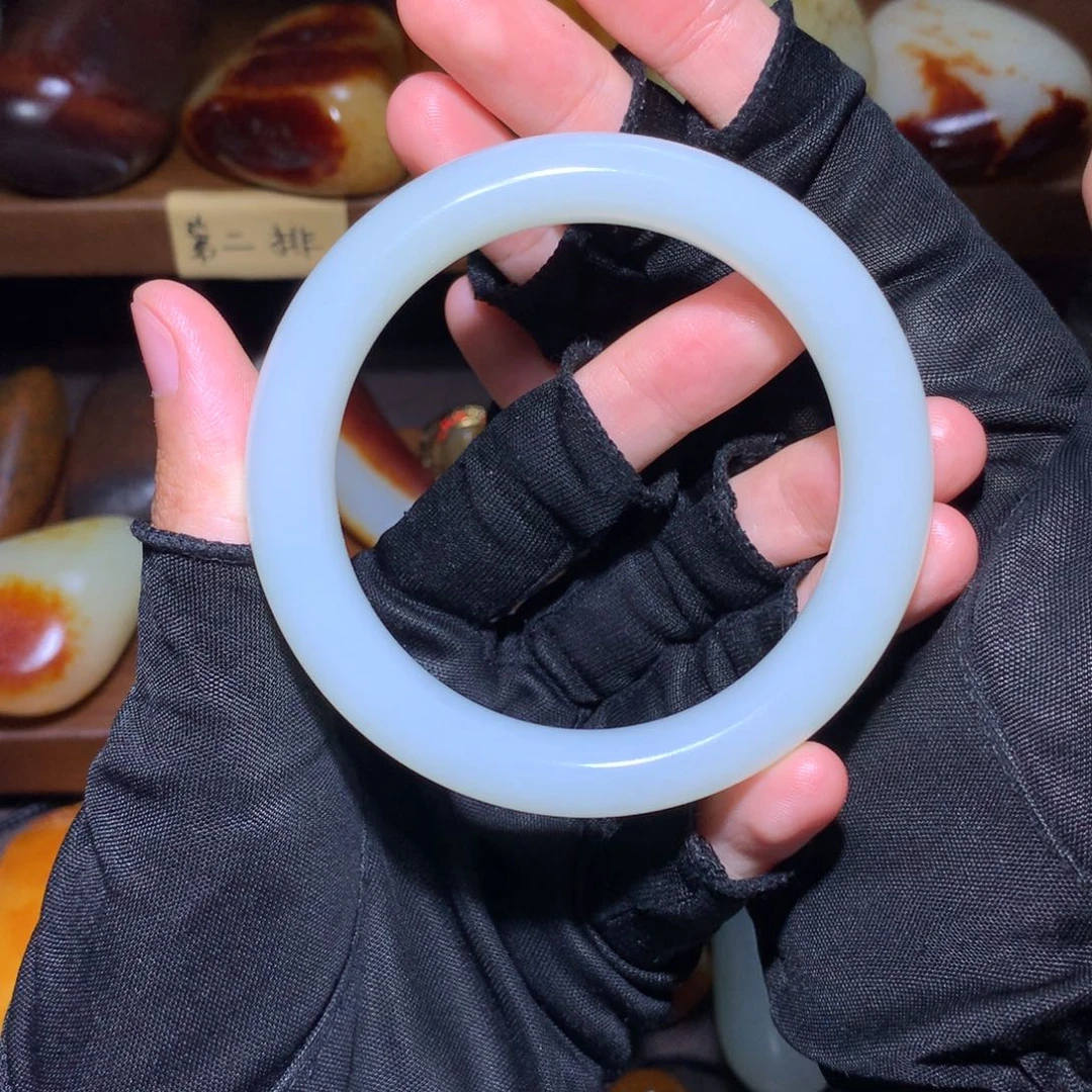 徐***洋和田玉未镶嵌手镯