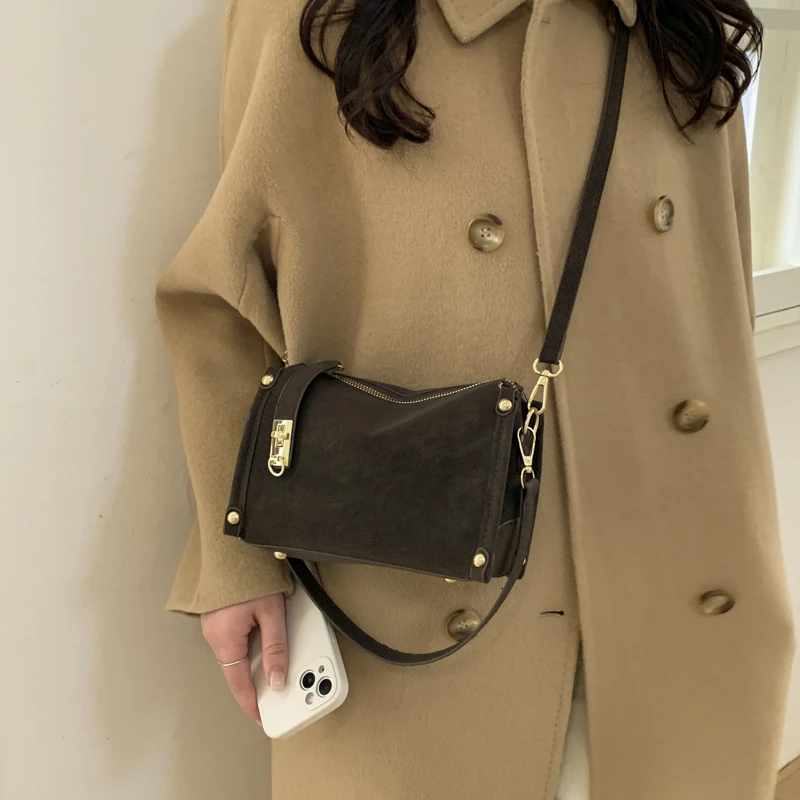 枕头包女2025新款单肩包腋下包斜挎包女包休闲包简约纯色小包冬季