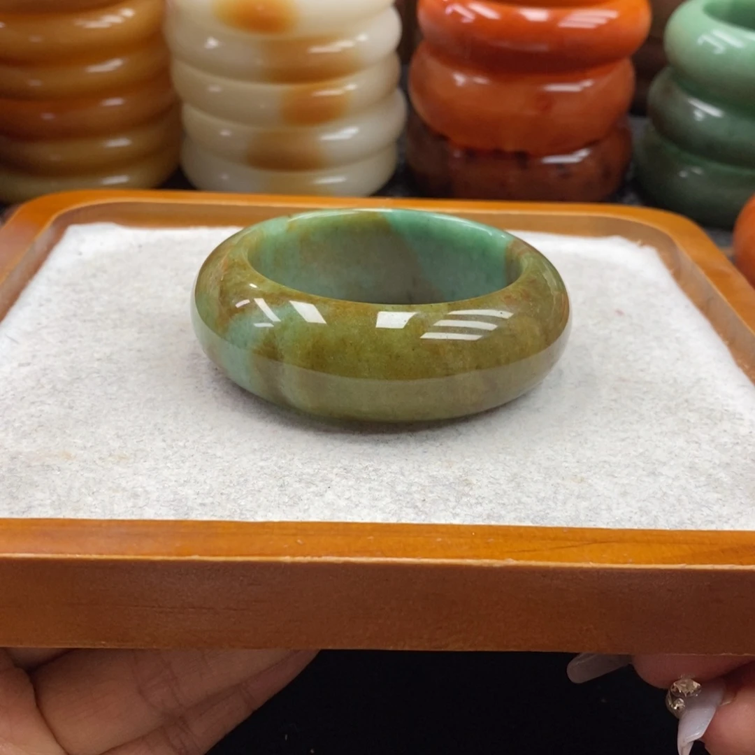 石英岩玉未镶嵌手镯（圆镯）