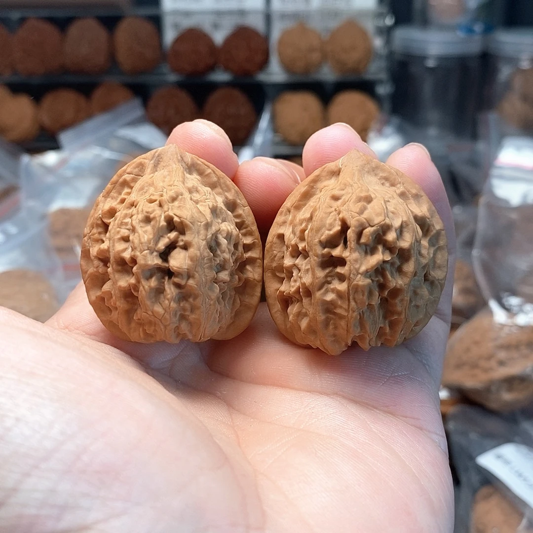 1文玩核桃独角樽鸡心35-200
