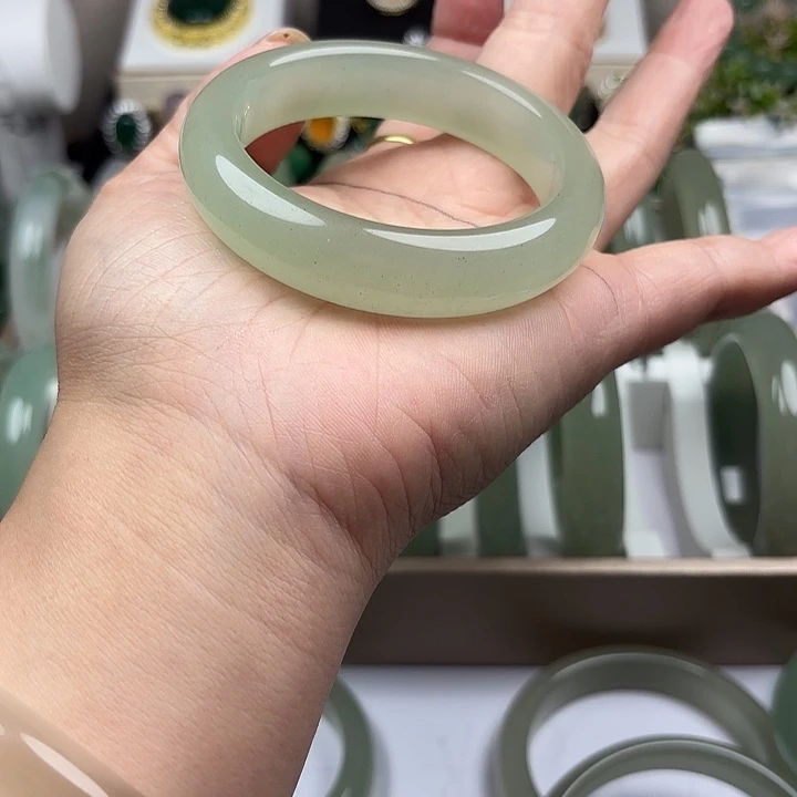 东陵石未镶嵌手镯