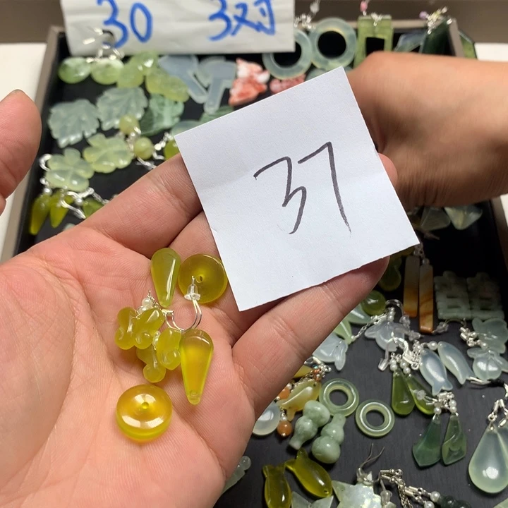 小***包蛇纹石玉未镶嵌耳钉