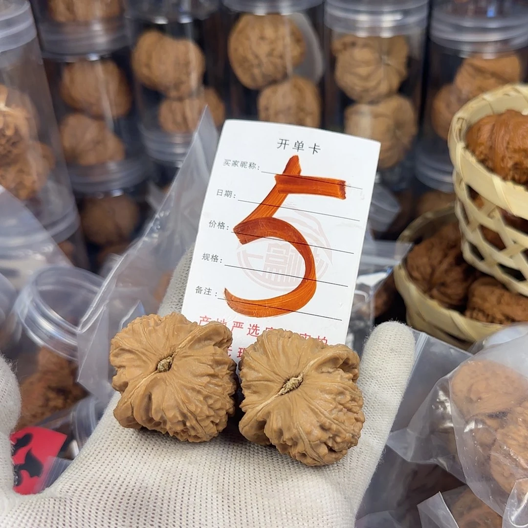 文玩核桃吊坠白狮子