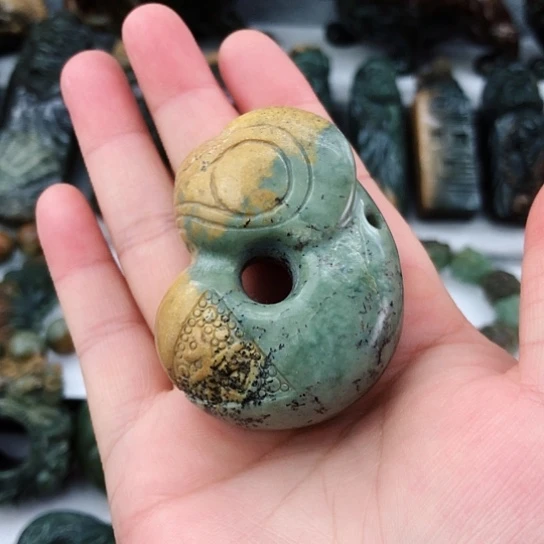 未镶嵌岫岩河磨玉（透闪石质玉）把件