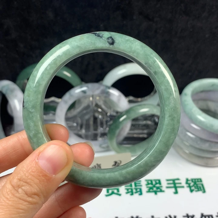 翡翠未镶嵌手镯18号。 56.2圈