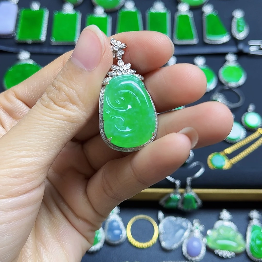 翡翠18K金镶嵌颈饰